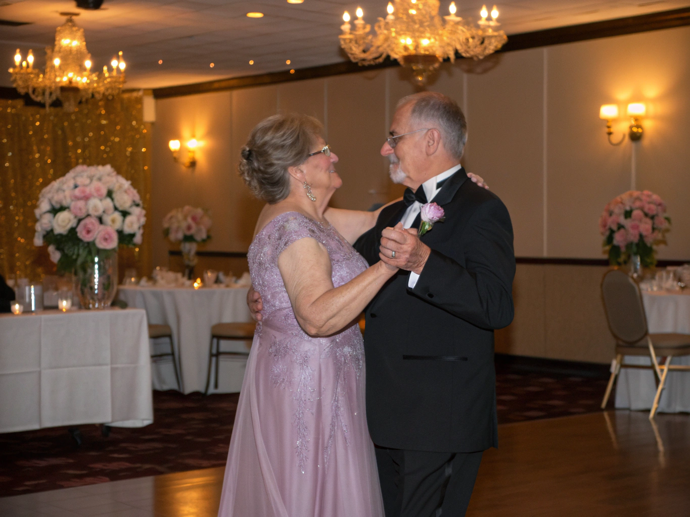 Coppia anziana che balla