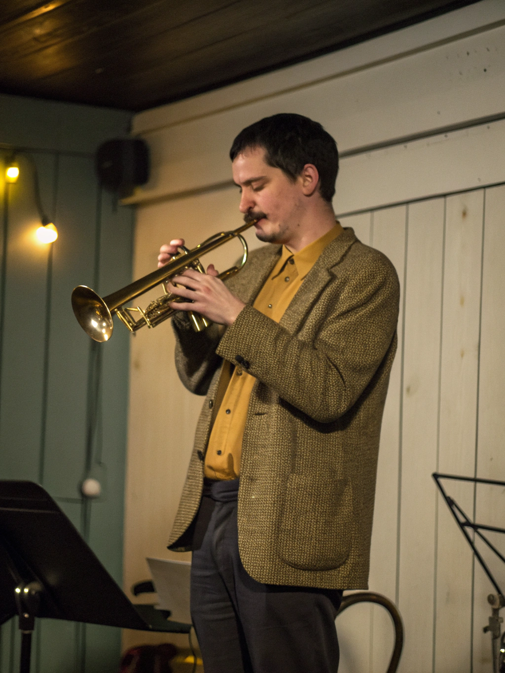 Musicista che suona il sassofono